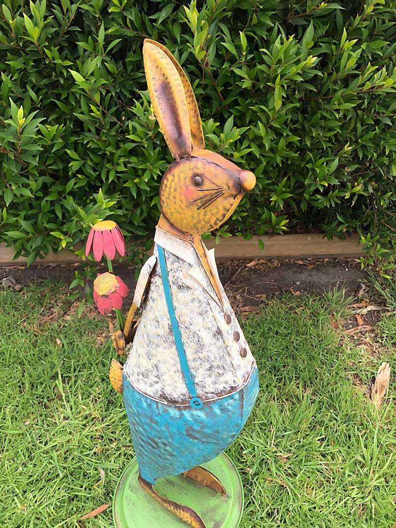 Home Garden Metal Decor Rabbit Statue with Flower 