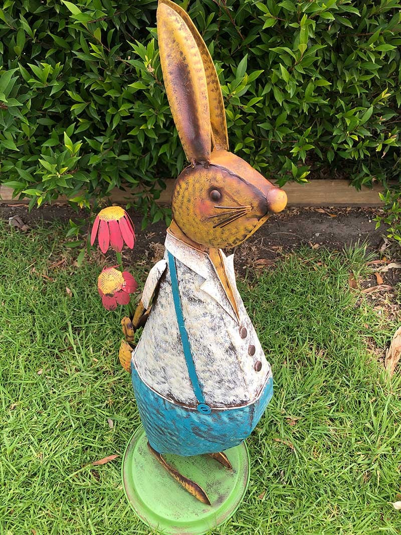 Home Garden Metal Decor Rabbit Statue with Flower 