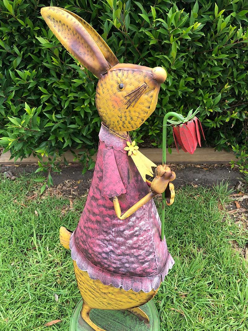 Home Garden Metal Decor Rabbit Statue with Flower 